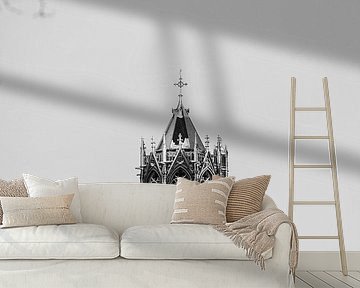 De besneeuwde Domtoren van Utrecht vanaf het Moreelsepark. (staand, midden in beeld en zwartwit)