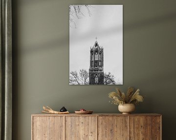 La tour Dom enneigée d'Utrecht depuis le parc Moreelse. (portrait, cadre central et noir et blanc) sur André Blom Fotografie Utrecht