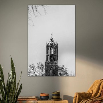 La tour Dom enneigée d'Utrecht depuis le parc Moreelse. (portrait, cadre central et noir et blanc)
