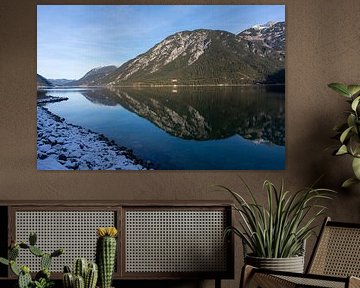 Wasserreflexion am Achensee in den österreichischen Tiroler Alpen in der Winterlandschaft des Karwendelgebirges