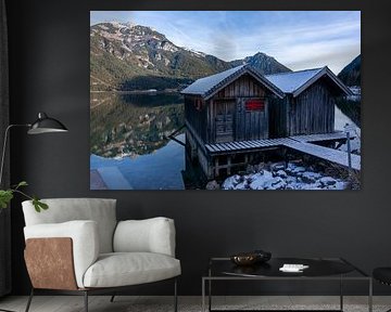 Holzbootshaus am Achensee in den österreichischen Tiroler Alpen in der Winterlandschaft des Karwendelgebirges