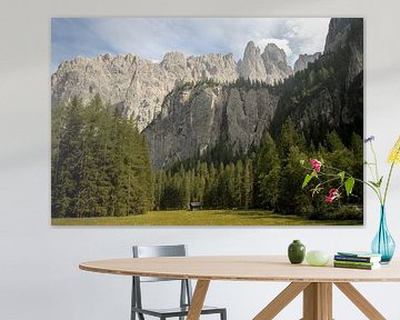 aan de voet van de bergwand van Sebastian Stef