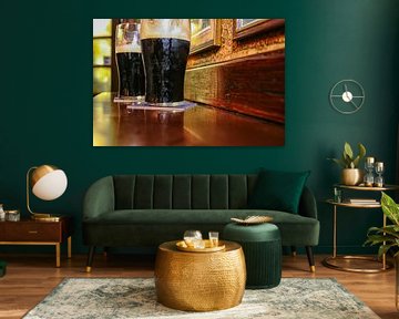 Twee glazen Guiness bier op een bar in Dublin  