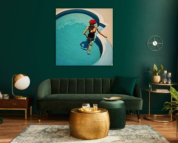 Sonnendurchflutete Eleganz: Frau im Pool