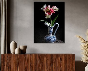 Parrots Tulip Estella Rijnveld in vase by Anjo Kan