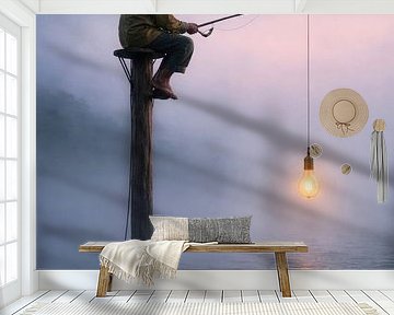 Fischer mit Licht über nebligem Wasser