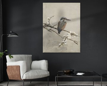 Stiller Eisvogel auf Blütenzweig in sanften Tönen