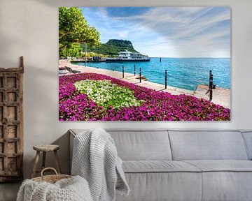 Bloemrijke charme langs de promenade van de stad Garda van Stefano Orazzini