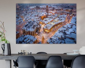 La place du marché du centre-ville de Zwolle lors d'un coucher de soleil hivernal. sur Sjoerd van der Wal Photographie