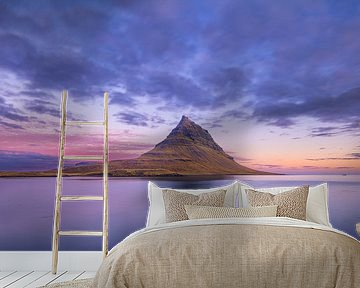 De berg Kirkjufell bij zonsopkomst van Chris Stenger