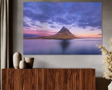 Der Berg Kirkjufell bei Sonnenaufgang