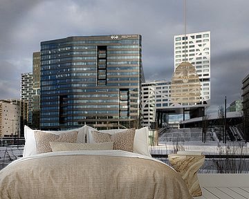 Besneeuwd Jaarbeursplein met WTC en Stadskantoor Utrecht.