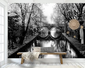 Oudegracht met de Hamburgerbrug  Utrecht in de mist (zwart-wit)
