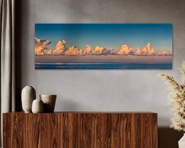 Nederland, Westkapelle, panoramabeeld van wolken over de Noordzee. van Frans Lemmens