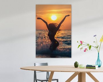 Frau, tanzend am Strand von Jan Bechtum