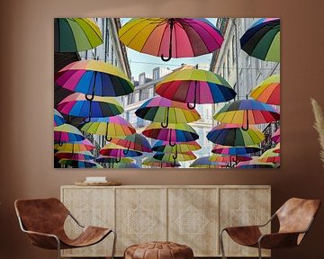 Urban Rainbow Lissabon – Farben über der Pink Street von Rolf Schnepp