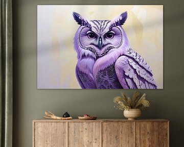 Violette Eule mit intensivem Blick von Art & Soul Creations
