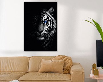 Blauäugiger Tiger in der Dunkelheit