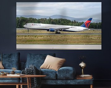 Landende Boeing 767-400 van Delta Airlines. van Jaap van den Berg