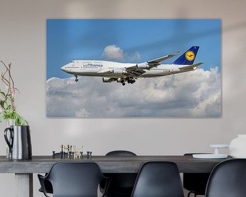 Lufthansa Boeing 747-400 passagiersvliegtuig. van Jaap van den Berg
