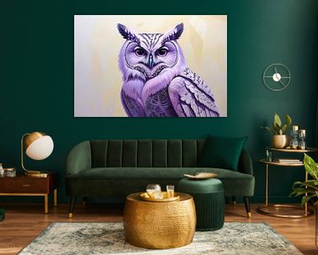 Violette Eule mit intensivem Blick von Art & Soul Creations