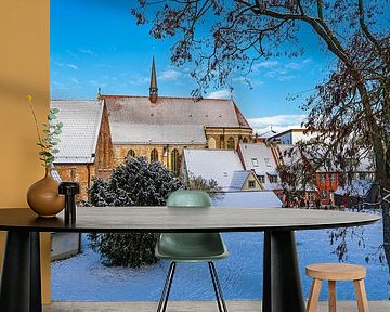 Uitzicht op het klooster van het Heilige Kruis in de winter in de Hansen