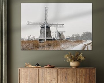 Molen in winters landsschap, zwart wit met vleugje kleur.