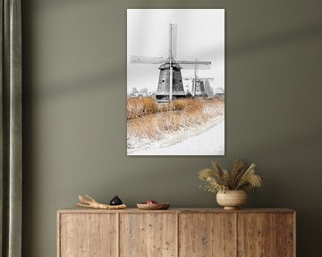 Molen in winters landsschap, zwart wit met vleugje kleur.