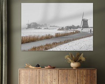 Mühle in Winterlandschaft, schwarz-weiß mit einem Hauch von Farbe. von Menno Schaefer