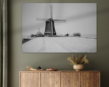 Mühle in Winterlandschaft, in schwarz-weiß. von Menno Schaefer