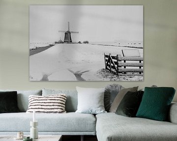 Mühle in Winterlandschaft, in schwarz-weiß. von Menno Schaefer