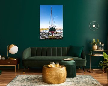 Zeilboot bij eb in de haven van Camaret-sur-Mer, Bretagne van Christian Müringer