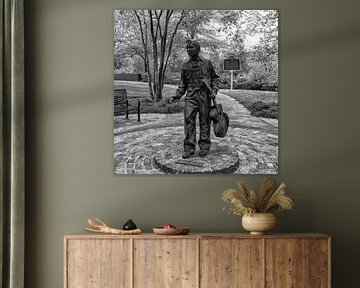 Statue d'Elvis Presley à l'âge de 13 ans devant son geb