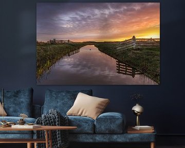 Farbenfroher Sonnenaufgang über dem Naturschutzgebiet Kruiszwin in Anna Paulowna von Bram Lubbers