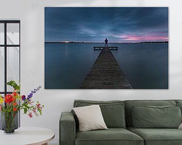 Blick auf die dunklen Wolken während der blauen Stunde über dem Steg des Zuiderhavens in Den Oever von Bram Lubbers