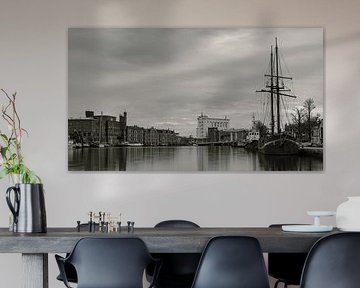 Lagerhäuser an der Zaan bei bewölktem Himmel (schwarz-weiß)