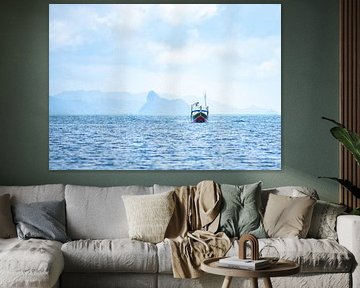 Boot am hellblauen Horizont von Marco Leeggangers