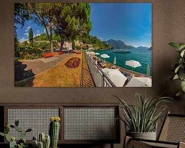 Das Ausflugsboot fährt am privaten Strandbad des Grand Hotels Villa Castagnolan auf dem Luganer See