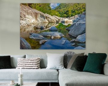 Große Felsbrocken und Felsen entlang der Maggia, Locarno, Tessin, Schweiz