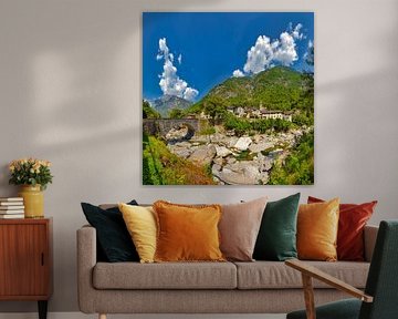 Brücke über den Fluss Maggia zum Dorf mit der Kirche Parrocchiale dei Santi Sebastiano e Fabiano, Pr