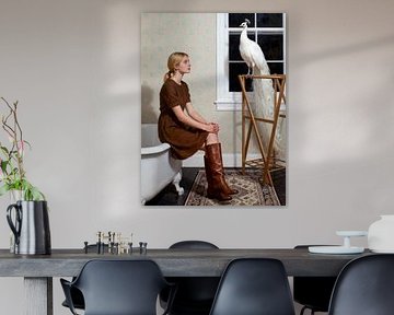 Das Mädchen mit dem Pfau Realismus Gemälde von Mad Dog Art