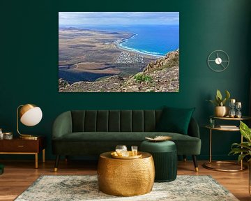Lanzarote - Uitzicht vanaf het Famara-massief naar Playa de Famara van Gisela Scheffbuch