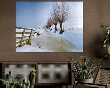 Sneeuw bedekt het polderlandschap bij Noordeloos in de winter