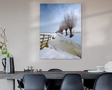 Sneeuw bedekt het polderlandschap bij Noordeloos in de winter