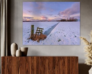 Zonsondergang boven een besneeuwd winter landschap