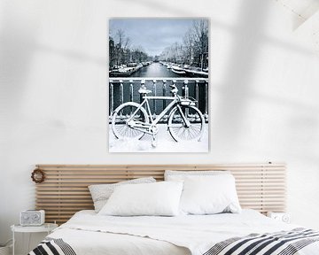 Fahrrad mit Schnee in Amsterdam