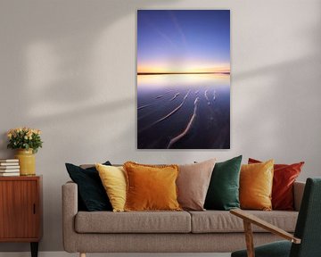 Line play on the beach and in the sky with shades of lilac