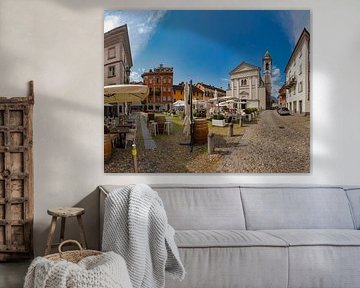 Terrasse mit Sonnenschirmen auf der Piazza Sant'Antonio mit der gleichnamigen Kirche, Locarno, Tessi