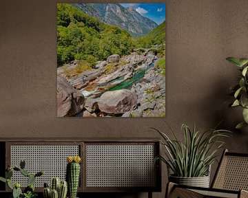 Felsformationen entlang des Flusses Verzasca und die mittelalterliche Doppelbogenbrücke Ponte dei Sa