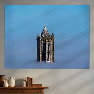 Der Dom in Utrecht über dem Nebel